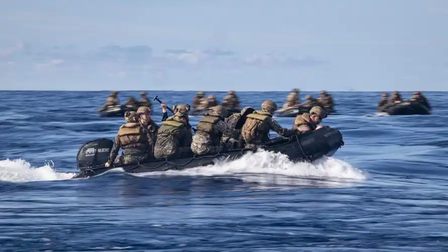 美海军陆战队员在南部陌生海域的新奥尔良号训练