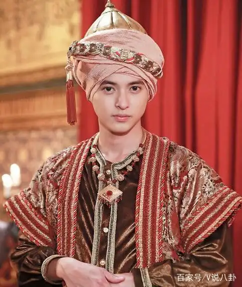 当pope,mark,push穿上泰国传统服装,泰装与中国服装渊源颇深