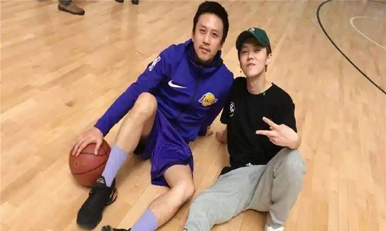 邓超像父亲一样为鹿晗拍照,动作搞笑引热议,关系确实不一般.