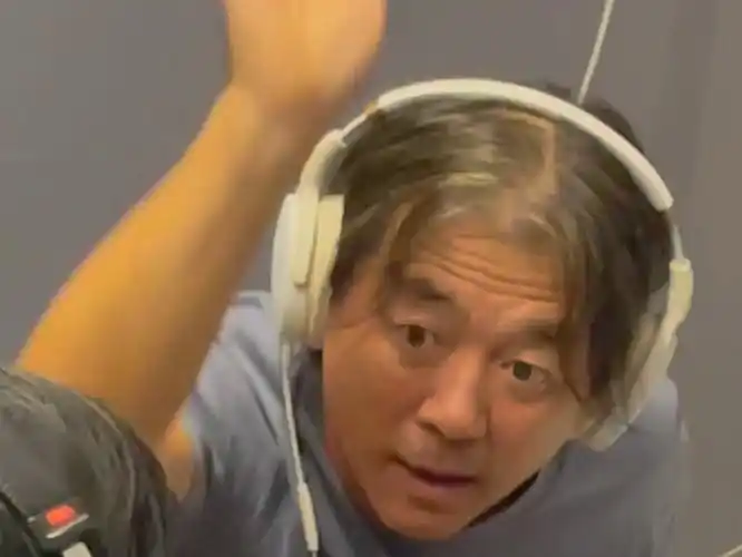 黑豹乐队原主唱秦勇和儿子大珍珠录个音等于锻炼身体90努力才会越来