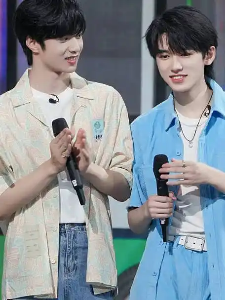 宋亚轩在刘耀文镜头比耶