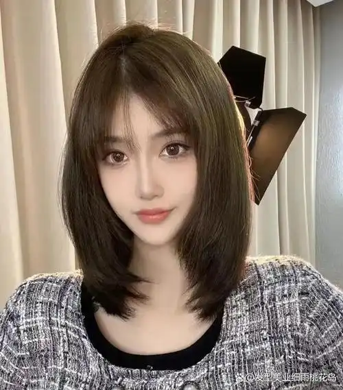 倒三角形脸也称为"瓜子脸",是上宽下尖的小脸盘,此脸型的女生有小巧