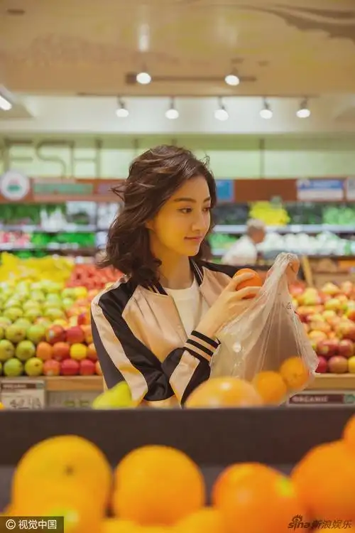 组图:景甜打扮休闲超市买水果 笑容明媚显俏皮