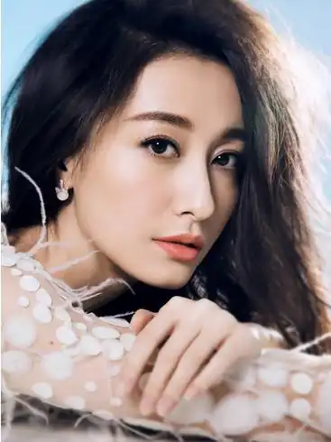 她以第一名成绩考入上戏,凭野鸽子一角走红,如今无人知