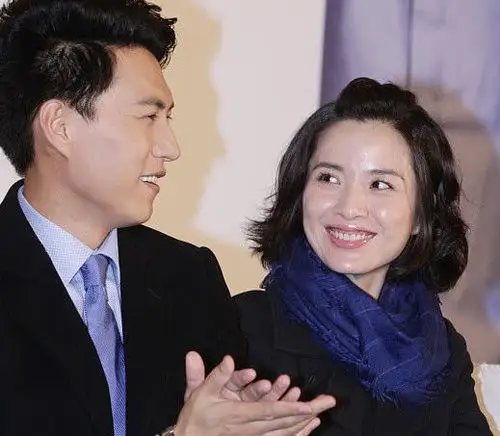 43岁靳东近照,二婚老婆是我们熟悉的她,长得比江珊还美