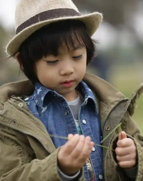 kimi与妈妈站在中间互相对视,脸上满满笑容,心情很好的样子,这对母子