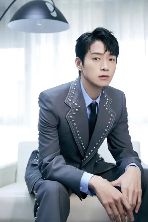 魏大勋烟灰西装造型写真 秒变气质男神型格十足