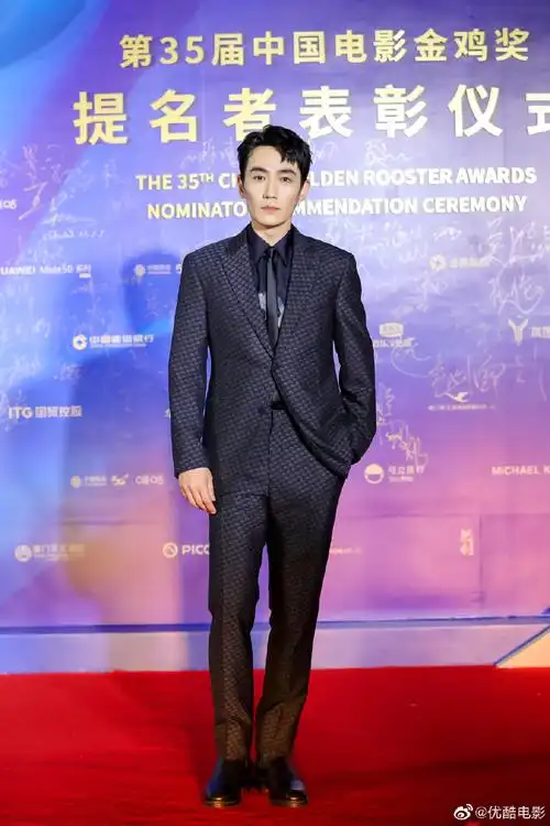 朱一龙金鸡奖红毯造型##朱一龙亮相金鸡奖红毯##朱一龙出席金鸡堂名