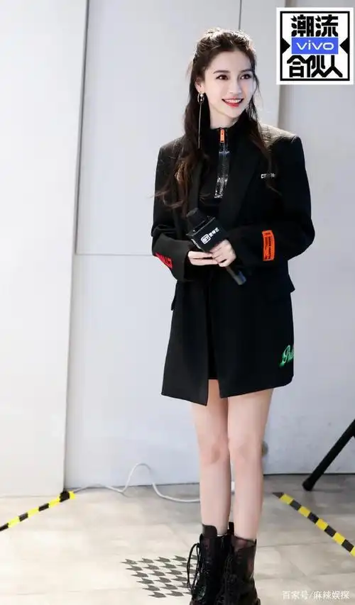 在另外一张全身照片中,粉丝更发现,angelababy的腿被p得一粗一细.