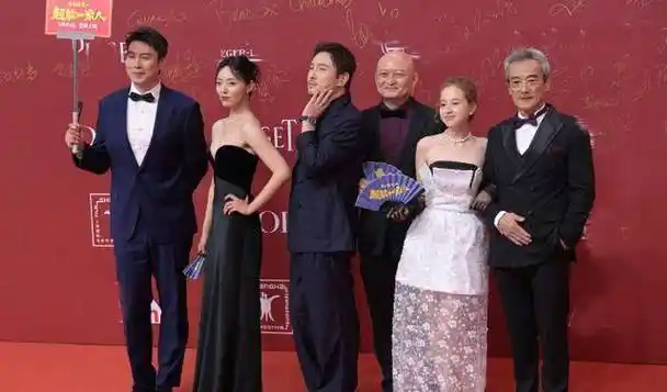 上海电影节红毯:cp乱炖名场面不断,胡歌吴磊同框,倪妮一枝独秀_沈腾