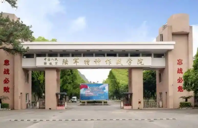 这所军校还是唯一的一个特种作战和情报侦查的高等学校,女生也可以