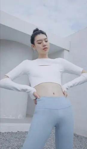 女神高圆圆健身穿紧身裤,一双小鸟腿抢镜,跪地做拉伸表情痛苦