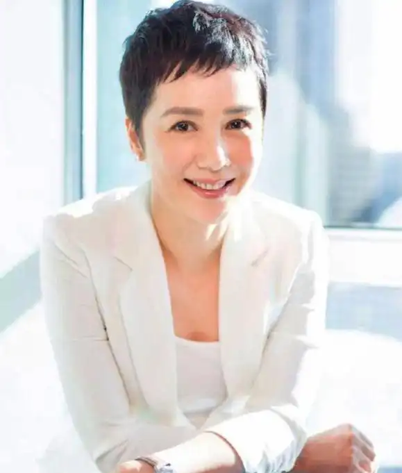 蒋雯丽:短发魅力与长发经典的完美碰撞!