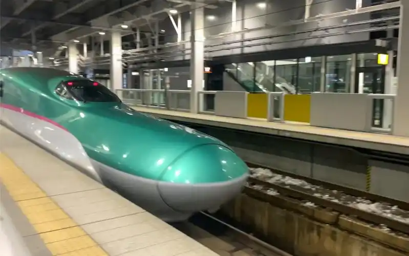 北海道新干线e5系はやぶさ发车新函馆北斗駅撮る