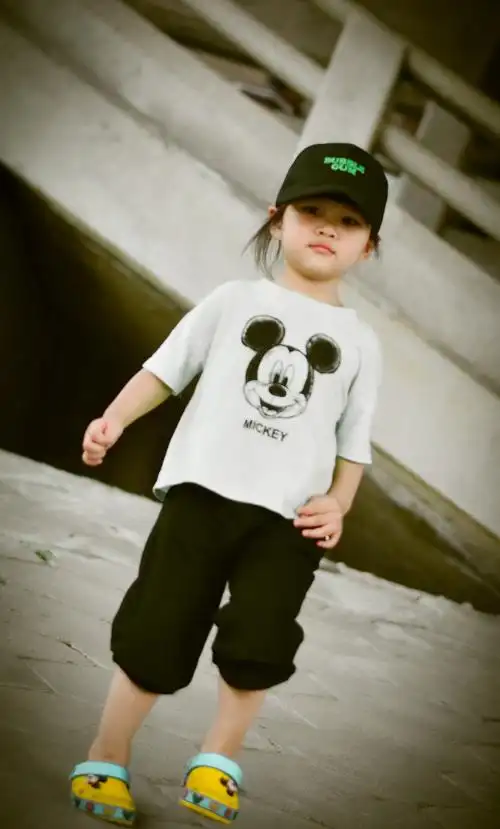 带帽子卖萌耍酷的小女孩