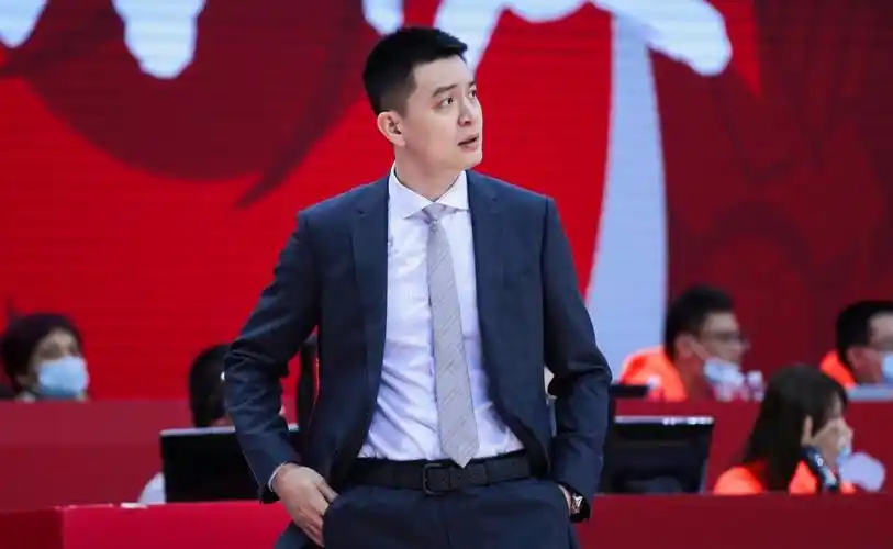 杨鸣娇妻晒照却关闭评论区,为宣示主权频繁发文,他从未正面回应