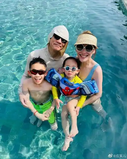 应采儿晒一家四口庆节日,泳池玩水好欢乐,抱俩儿子笑家庭生赢家_hoho