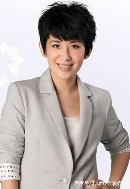 吴君如太敢穿了吧!早期"两根细带"撑着就上台,让人眼前一亮