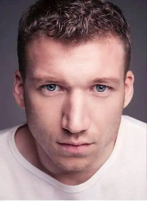 德国男演员易宇航(julian gaertner)今年35岁,易宇航出生于德国,他的