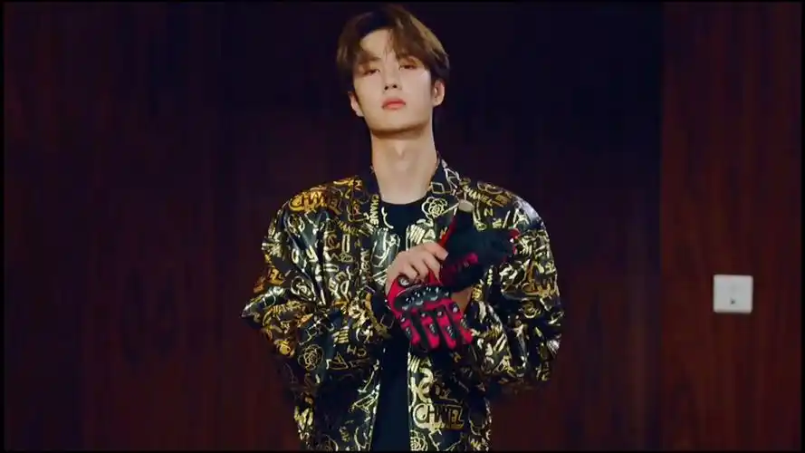 王一博 i 是酷盖还是奶盖 原来是85号赛车手呀