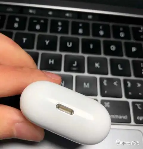 airpods充电盒丢了,买了个山寨的盒子不能匹配只能充电的一直用.