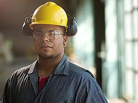 亚洲人,男人,工程师,电厂建筑工程师在施工现场指挥安全帽建筑工人在
