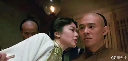 李连杰关之琳当年这一吻,让利智赌气离家出走,此后李连杰老实听话了