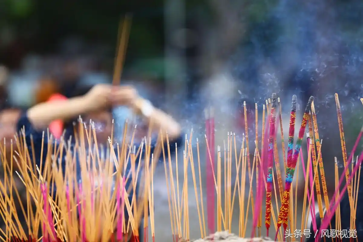 烧香拜佛祈福新春人们去佛教道场的温馨年景
