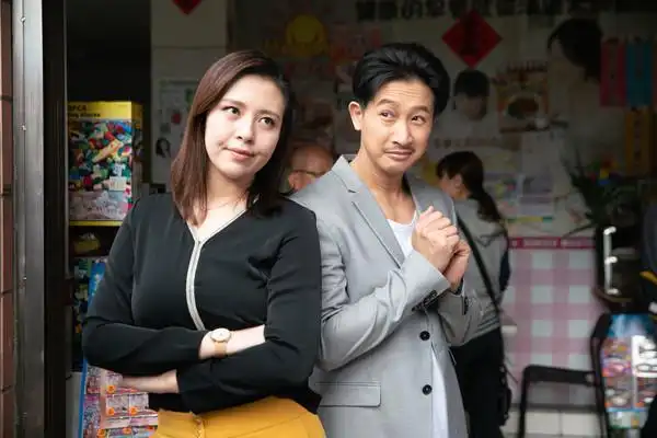 刘品言,darren邱凯伟在新戏中饰演「大老婆小老公」的夫妻组合,第一次