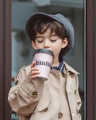 烫发会带来空气感,显得蓬松飘逸,凌乱感和细细的卷曲,让小男孩的整体