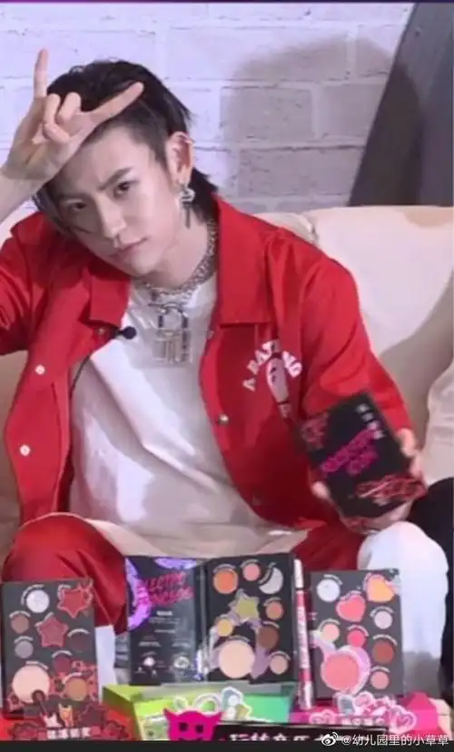 小鬼老师直播科普金属礼 是充满仪式感的热爱摇滚的男孩