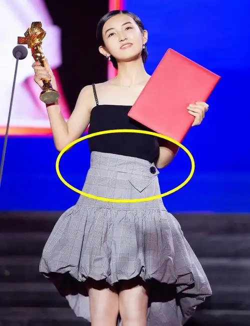 张子枫穿紧身裙秀身材,结果露出"平行腰",从上到下一样宽窄!