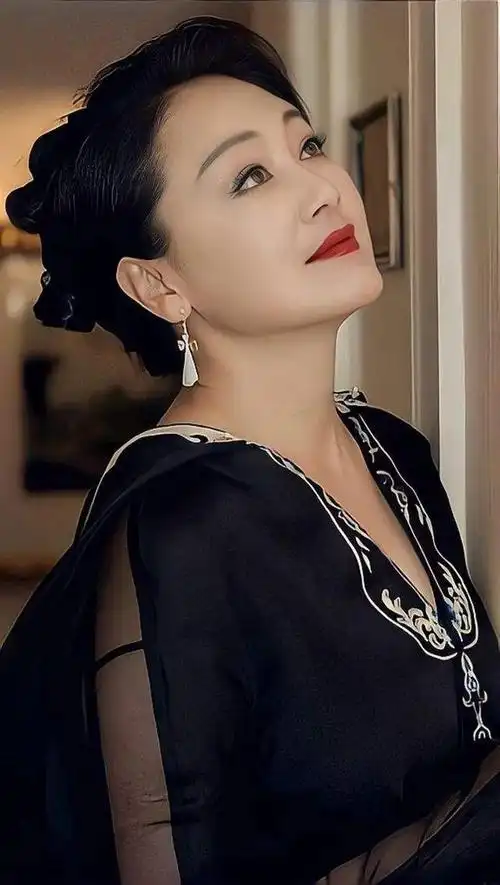 曾被誉为大陆第一美人,知名导演陈凯歌的第二任妻子,当年的娱乐圈天然
