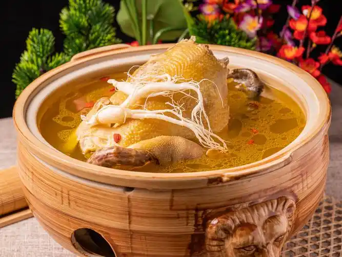 p>野山参炖老鸡味甘,微苦,平.归脾,肺,心经.