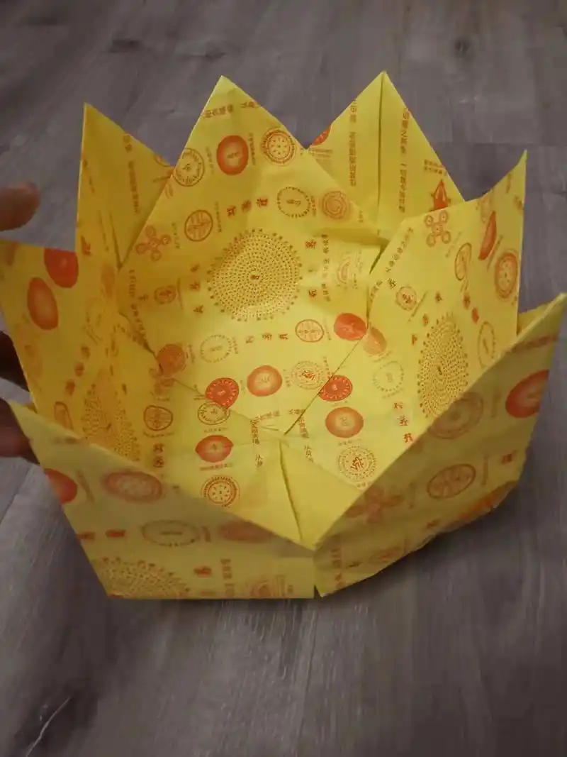 手工叠莲花金元宝