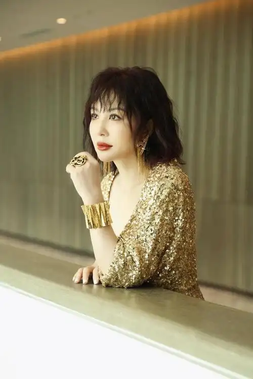 娇艳登场!陶红金色闪钻礼服亮相自然电影周,为生态环保发声__财经头条