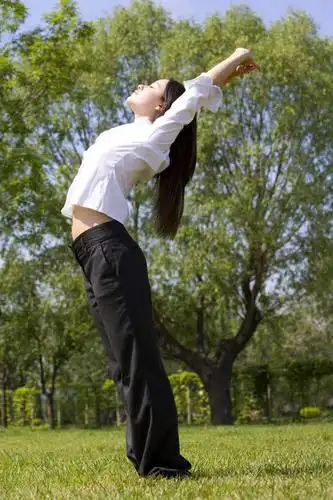 东方人,成年人,一个人,商务人士,商务女性,公园,站,举,室外,白天,侧面