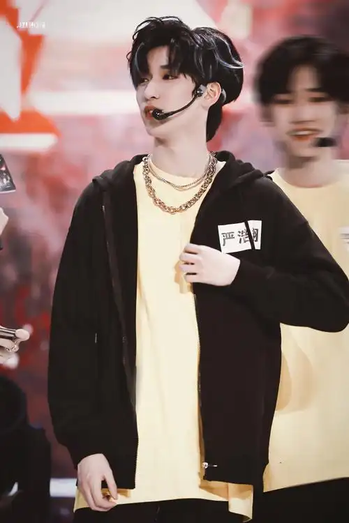 严浩翔挑染蓝发造型