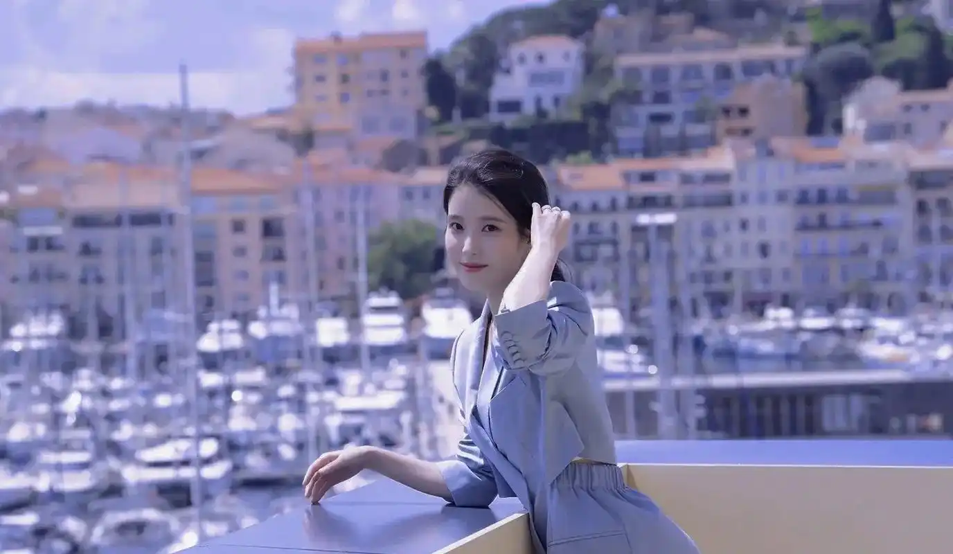 iu蓝色背景图 #iu李知恩 #挡不住的颜值 - 抖音