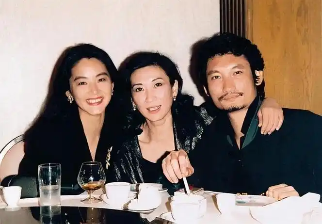 不p皱纹,不在乎白发,变老的样子也可以很"飒"|我要你的爱|叶童_新浪