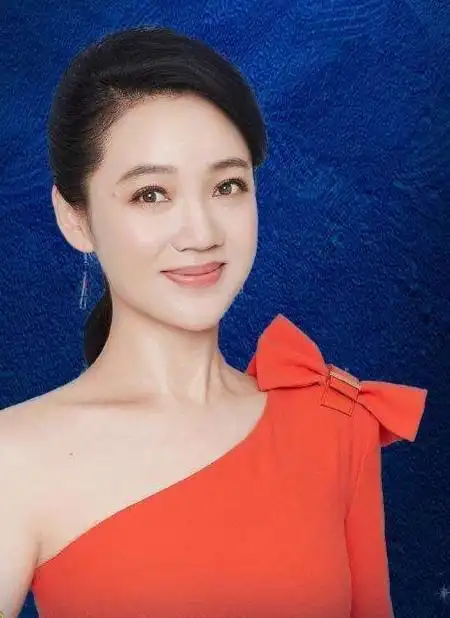 安徽一姐周群步入老年态?走路浮夸,保温杯不离手裹羽绒服像大妈