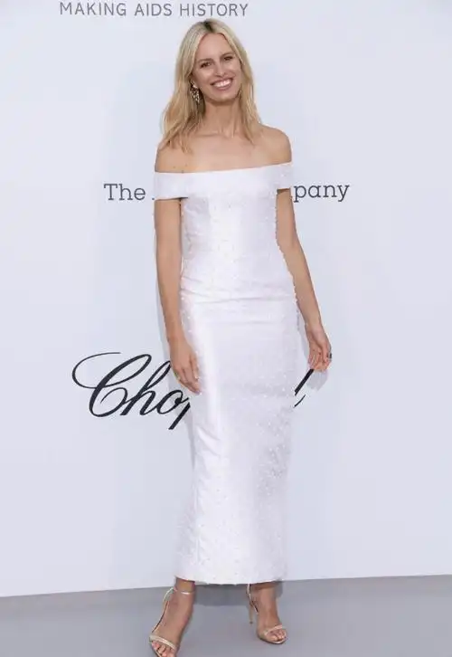 超模大kk卡罗莱娜·科库娃,经典"回眸杀",不愧是"捷克之光"_腾讯新闻