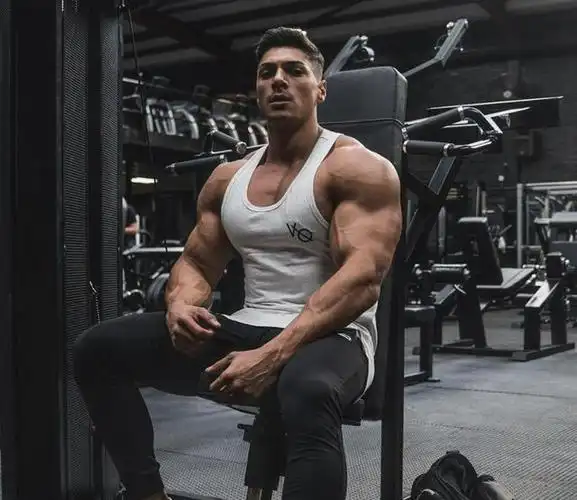 英国男模肌肉线条分明如何练出男模身材这几个动作不妨坚持