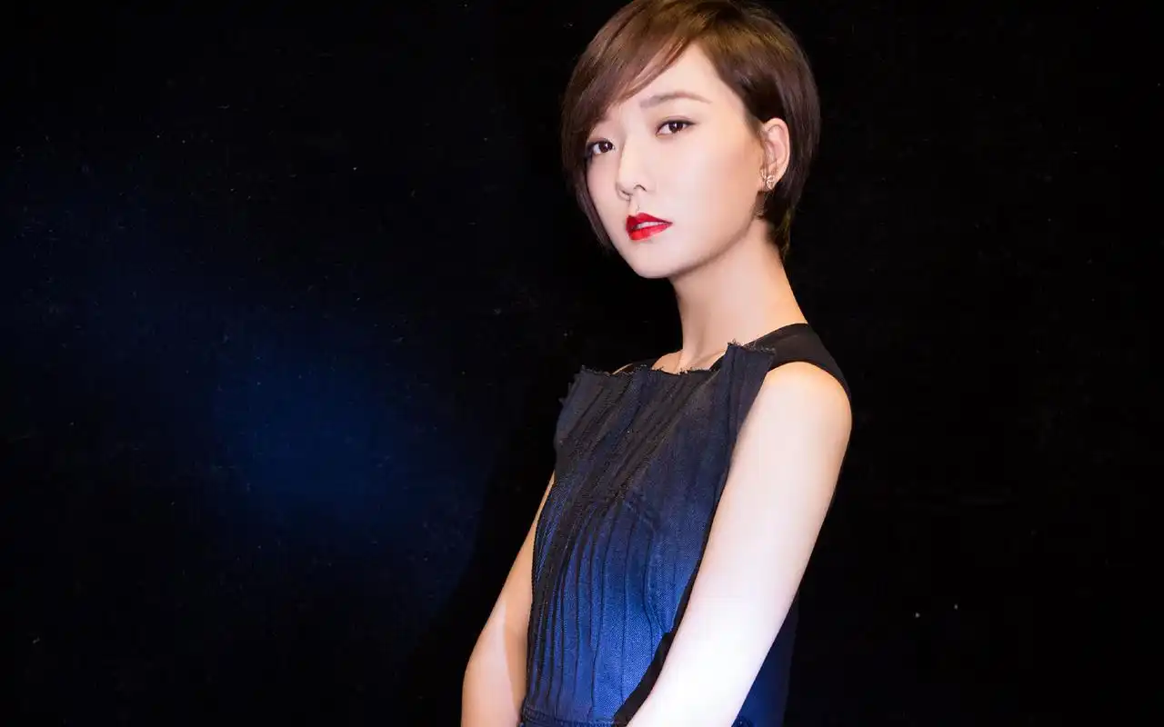 王珞丹清爽短发写真高清桌面壁纸