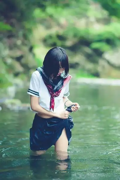 难以忘却的夏日 在水中嬉戏的可爱水手服少女