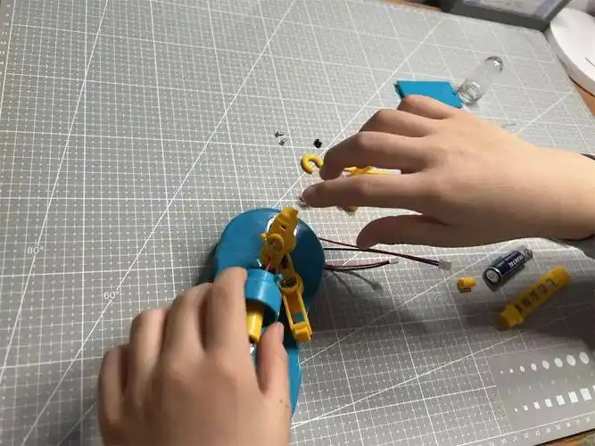 知识拓展地震报警仪的原理:利用闭合电路的原理,完成声,光,电为一体的