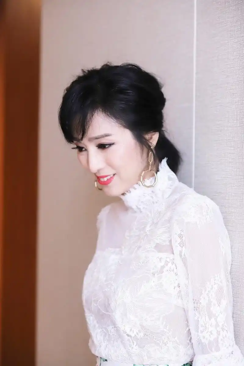 原创64岁米雪终于换发型蕾丝衫配碎花裙清新优雅扎马尾更年轻