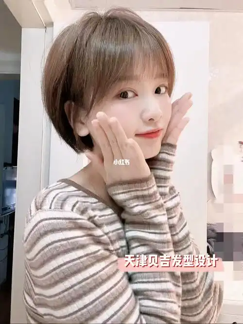 凸显五官精致和立体挂耳式短发发型很受当下小姐姐们的喜爱