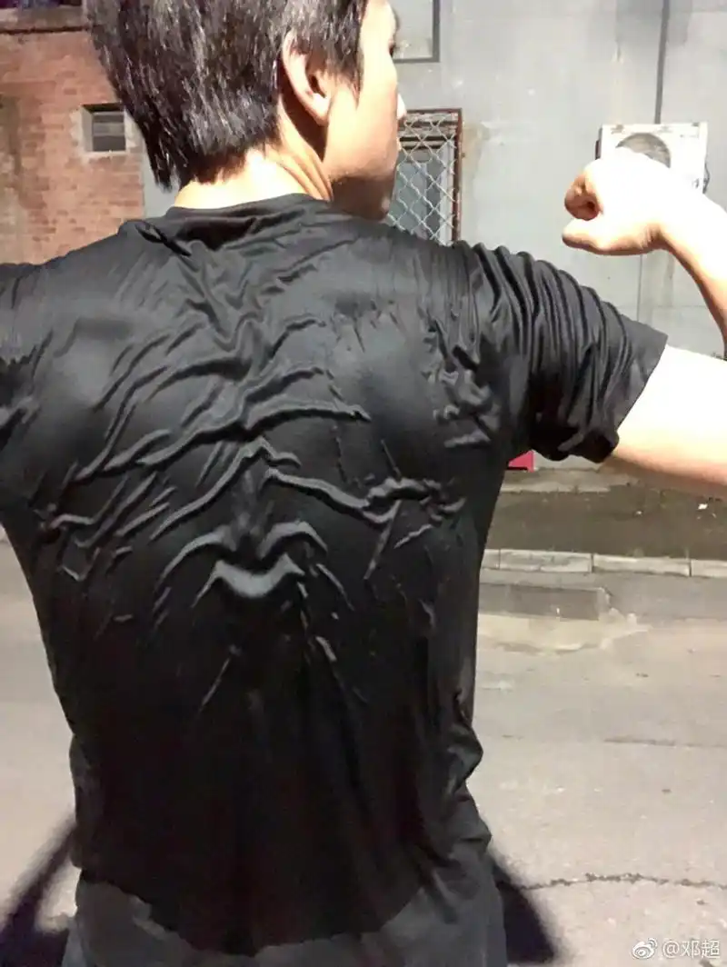 邓超健身每天瘦掉1公斤衣衫湿透腹肌明显