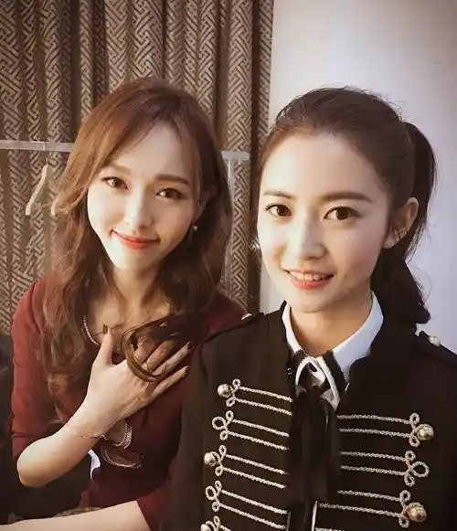 她是唐嫣签下的首批艺人,今穿t恤配"开叉短裤",美腿成聚焦点_的设计